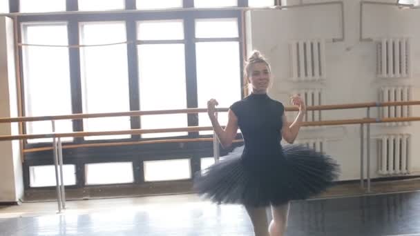 En ballerina snurrar i en dans i en stor träningshall — Stockvideo