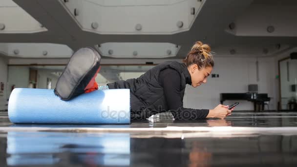 Ballerina macht Aufwärmtraining vor dem Training in einem großen Ballettsaal — Stockvideo