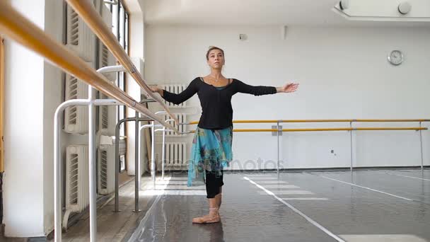 Bailarina de ballet profesional practicando cerca de un bar de ballet — Vídeos de Stock