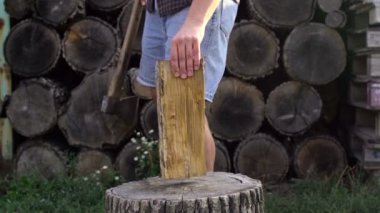 Odun keserken baltayla, ağır çekim ateş adam