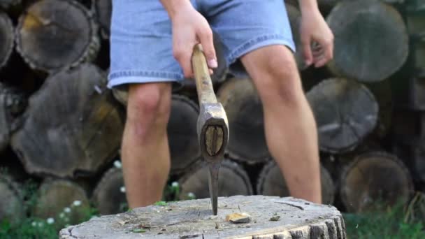 Hombre cortando madera con hacha, lanzamiento en cámara lenta — Vídeos de Stock