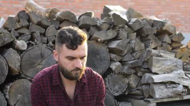 Odun keserken baltayla, ağır çekim ateş adam