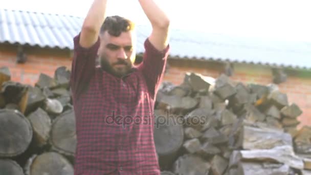 Hombre cortando madera con hacha, lanzamiento en cámara lenta — Vídeos de Stock