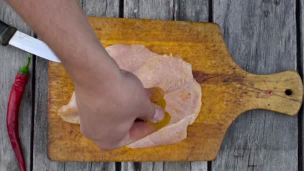 Куряче м'ясо на природі, вид зверху — стокове відео