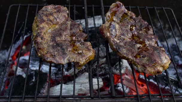 O cozinheiro derrama óleo no bife na churrasqueira. Depois a chama acende-se. Movimento lento — Vídeo de Stock