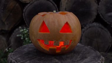 Jack-o-lantern bir güdük üzerinde yalan titreme içinde ateş ile