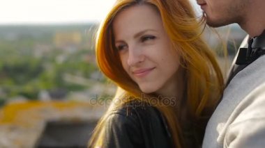 Mutlu genç güzel şık çift evin çatısına her arkadaşınız için sevgi veren