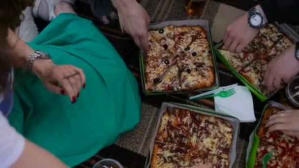 Festlig gruppen olika ganska ung vänner på taket på Pizza Party — Stockvideo