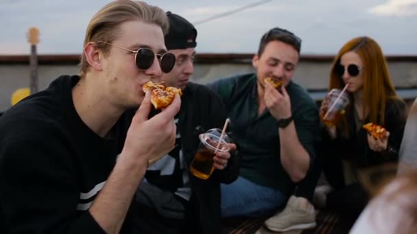 Feestelijke groep Diverse vrij jonge vrienden op het dak op de Pizza-avond — Stockvideo