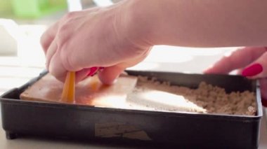 Laboratuar asistanı toprak dikim değiştirilmiş bitkiler için hazırlar.