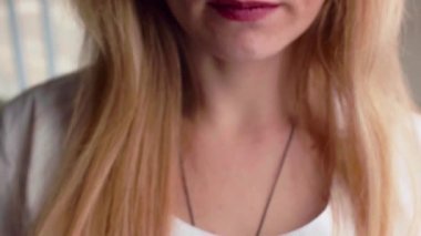 Laboratuar asistanı bir petri içinde tohum analiz eder.