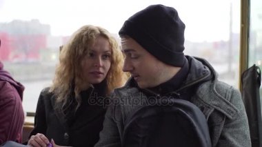 Bir kız bir adamla bir tramvay sürme ve söz