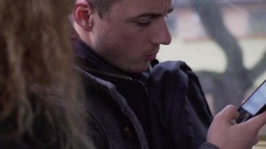 Genç adamın cep telefonu sosyal medya gidip sırasında tarama yakın çekim