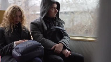 Yankesici tramvay veya otobüsle bir womans çanta telefondan çalmak