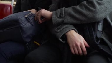 Yankesici tramvay veya otobüsle bir womans çanta telefondan çalmak