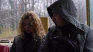 Yankesici tramvay veya otobüsle bir womans çanta telefondan çalmak