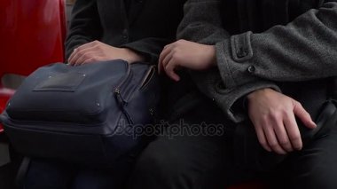 Yankesici tramvay veya otobüsle bir womans çanta telefondan çalmak