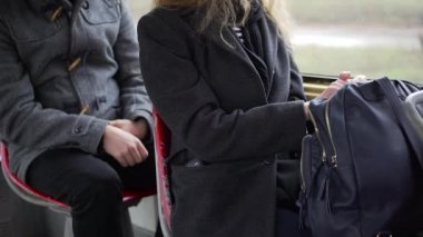 Yankesici tramvay veya otobüsle bir womans cep telefonundan çalmak