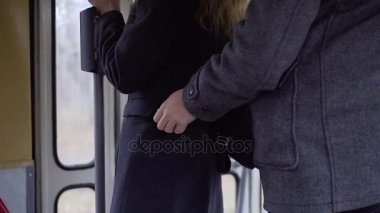Yankesici tramvay veya otobüsle bir womans cep telefonundan çalmak