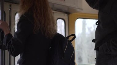 Yankesici tramvay veya otobüsle bir womans çanta telefondan çalmak