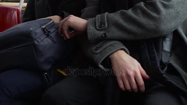 Pickpocket roubando telefone de uma bolsa feminina em bonde ou ônibus — Vídeo de Stock