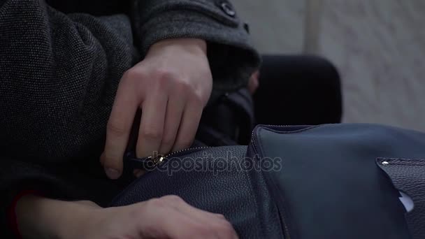 Pickpocket roubando telefone de uma bolsa feminina em bonde ou ônibus — Vídeo de Stock