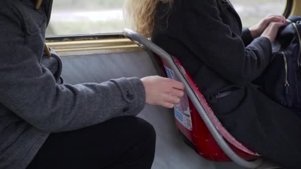 Карманник крадет телефон из женского кармана в трамвае или автобусе — стоковое видео