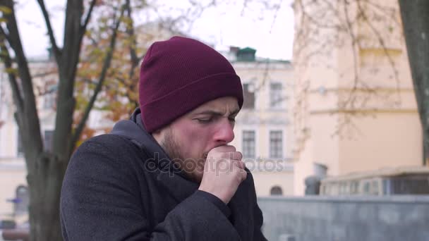 Un homme tousse dans la rue, tire au ralenti — Video