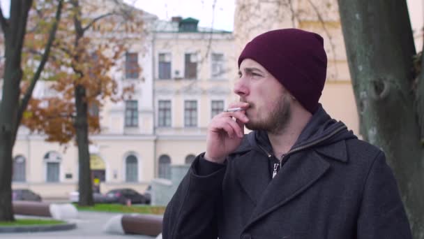 Un homme tousse dans la rue à cause du tabagisme, tir au ralenti — Video