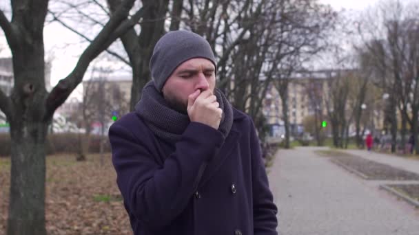 Мужчина кашляет на улице, замедленная стрельба — стоковое видео