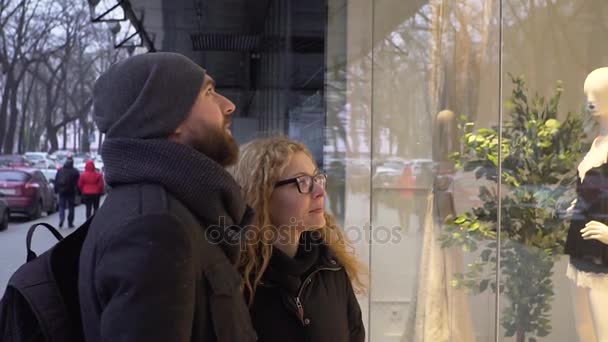 Couple romantique faisant du shopping ensemble au temps de Noël — Video