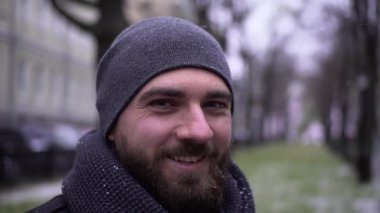 Kış bir sokakta şehrin neşeli genç bir adam portresi