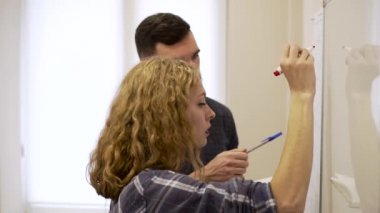 Öğrenciler öğrenmek birlikte sınıfta Çince karakterler