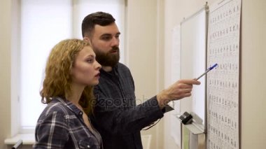Hiyeroglif ofiste adam ve kız orta çekim öğrenmek