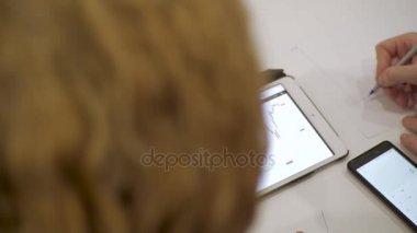 Businessmans tablet diyagramları ile çalışma