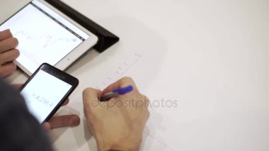 İş adamları iş diyagramları ile bir Tablet doz kapatın