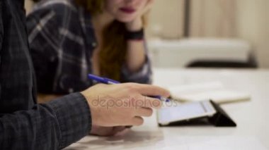 Erkek ve kadın tablet diyagramları ile çalışma aşağı eğimli