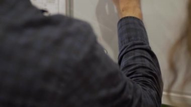 Atış işadamı yazıyor veri işaretleyici beyaz tahta üzerinde kapatın