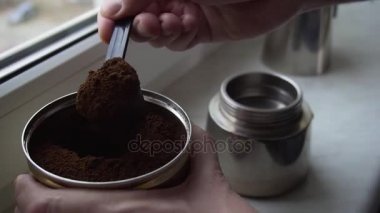 Şofben kahve makinesi çekilmiş kahve dökülen adam görüntüsünü kapatmak