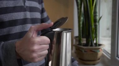 Kahve Moka pot daimi mutfak bir pencerede yakınındaki koklama sakallı genç adam görüntüsünü kapatmak