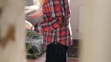 nasıl kız temiz bir ev yatakta sabah üzerinde içine gözetlemek