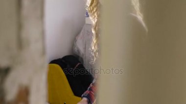 Güzel kız yatakta sabah temizler ve gözlük takar