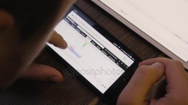 Üstten Görünüm atış genç başlangıç sahibinin Döviz kurları görünüyor