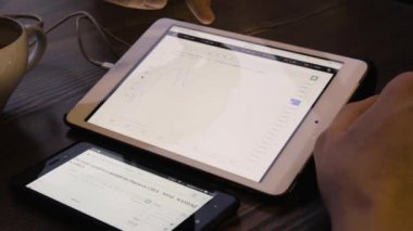 Genç işadamı Ethereum sahası izlerken görünümünü kapat