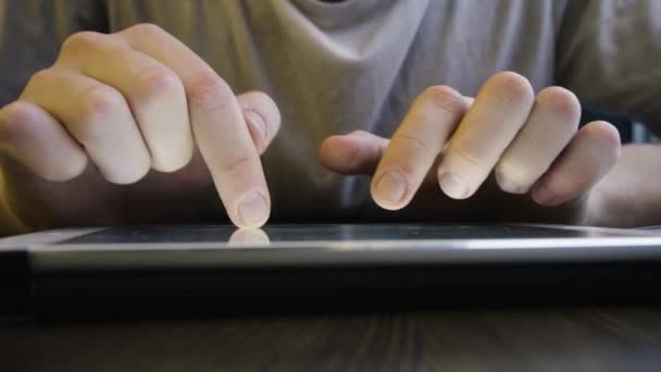 Doigts masculins tapez le texte sur l'écran tactile des tablettes 