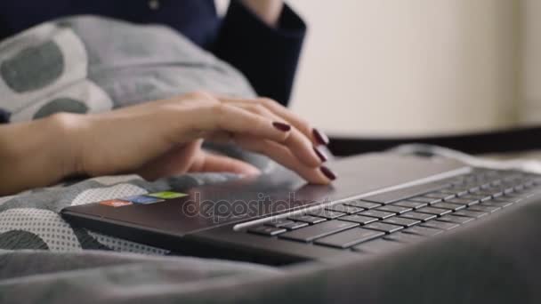 Manos femeninas que trabajan con el ordenador portátil en la cama cómoda de cerca — Vídeo de stock