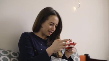 Kadın yatakta smartphone oynamak