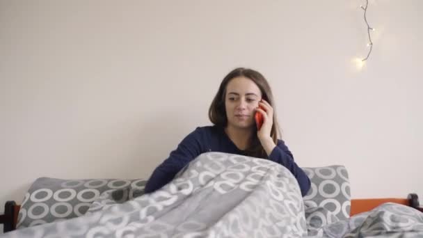 Felice giovane donna chiamando su smartphone a casa camera da letto — Video Stock