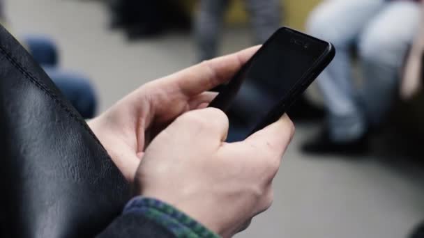 Primer plano de las manos masculinas utilizar el teléfono inteligente durante el viaje en metro — Vídeos de Stock