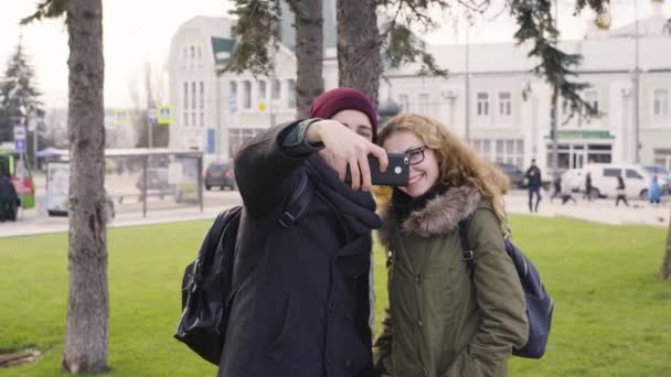 Pár s autoportrét selfie fotografii na cestě do Evropy — Stock video